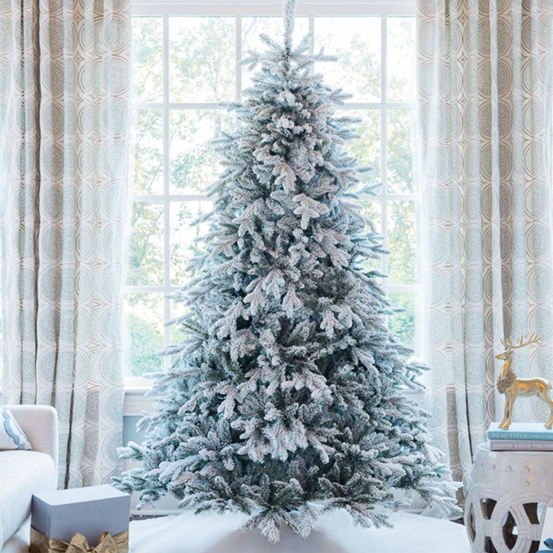 umělý vánoční strom se světly