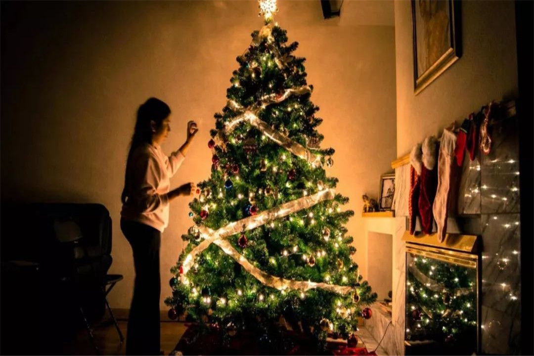 pohon natal buatan dengan lampu